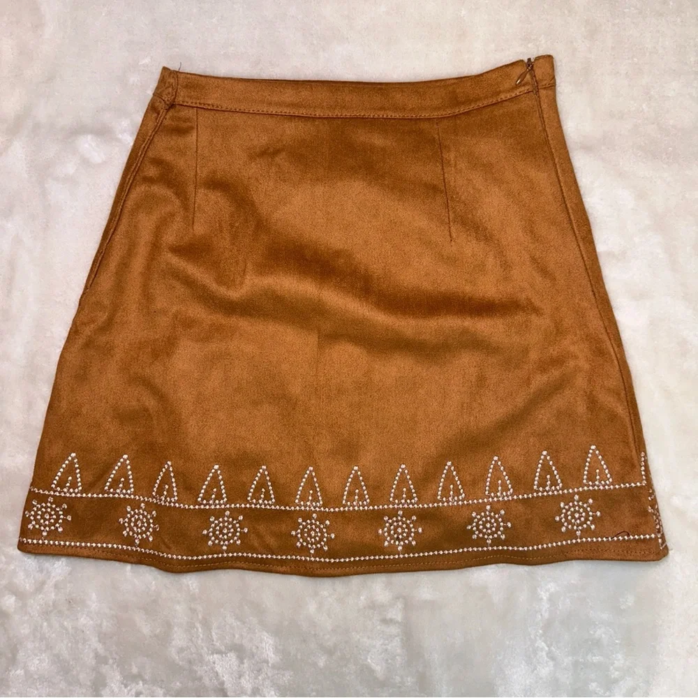 Evie Embroidered Faux Suede Brown Mini Skirt Size Small - Picture 2 of 6